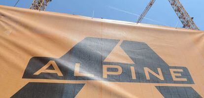 Una malla con el logotipo de la empresa Alpine Bau.