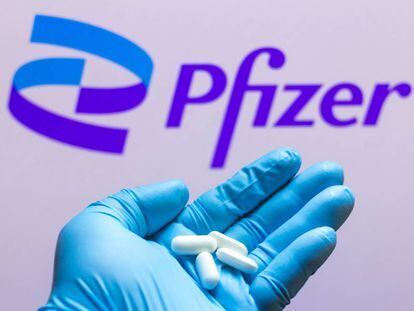 Píldoras frente al logo del laboratorio Pfizer