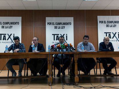 Los representantes sindicales de los taxistas, durante la rueda de prensa que han ofrecido este viernes.