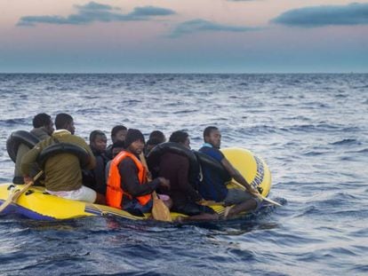 Un grupo de inmigrantes localizados en un 'toy' en El Estrecho, en una imagen de archivo.