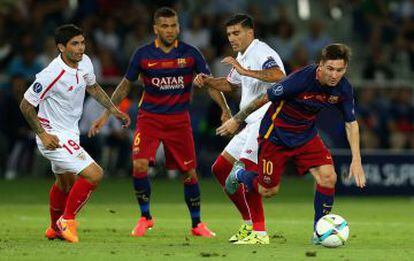 Messi regatea a Banega y Reyes en la pasada final de la Supercopa de Europa. 
