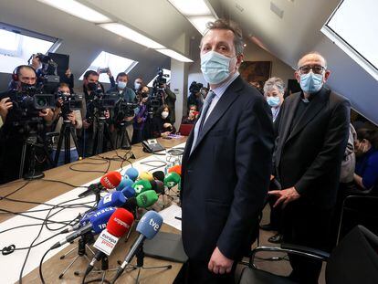 El presidente de la Conferencia Episcopal Española (CEE), el cardenal Juan José Omella, a la derecha, ofrece una rueda de prensa junto a Javier Cremades, del bufete de abogados Cremades  & Calvo Sotelo, el 22 de febrero.