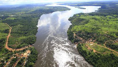 Vista a&eacute;rea del tramo del r&iacute;o Xing&uacute; en Belo Monte antes de que comenzara la construcci&oacute;n de la presa.