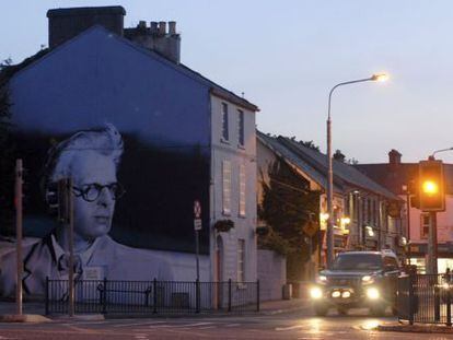 Una calle de Sligo (Irlanda), condado donde vivi&oacute; William Butler Yeats, cuya imagen se ve en la pared de una casa.