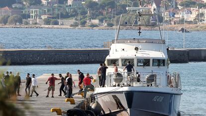 Los supervivientes de uno de los naufragios ocurridos en el mar Egeo el pasado lunes salen del barco de la Guardia Costera griega al llegar a Mitilene, en la isla de Lesbos.