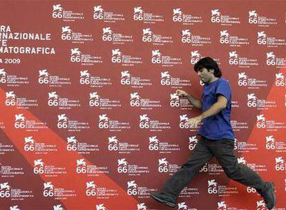 El director Fatih Akin entra a la carrera ayer a posar para los fotógrafos en la Mostra de Venecia.