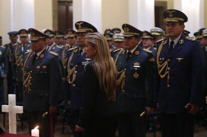 La presidente interina de Bolivia, Jeanine Áñez, en un acto con la cúpula militar, en una imagen de archivo.