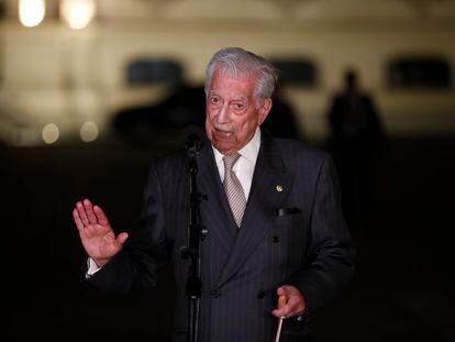 Mario Vargas Llosa tras recibir la condecoración del Gran Collar de la Orden del Sol en Lima (Perú), el 8 de marzo de 2023.
