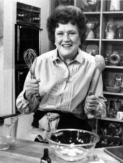 Julia Child, en su cocina televisiva, a principios de los ochenta.