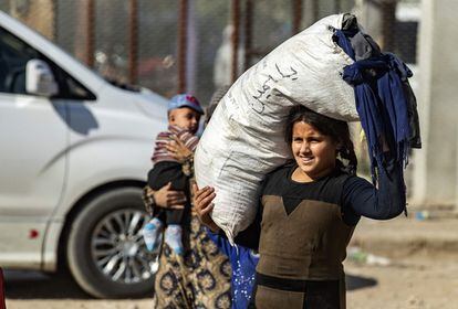 Hoy, 15 de octubre, el Alto Comisionado de la ONU para los Derechos Humanos ha advertido a Turquía de que puede ser penalmente responsable de los abusos que cometan los rebeldes sirios que apoyan su ofensiva militar en el noreste de Siria y le ha instado a investigar posibles ejecuciones extrajudiciales. En la imagen, una niña siria huye de la zona de batalla entre las fuerzas lideradas por Turquía y los combatientes kurdos en y alrededor de la ciudad de Ras al-Ain.