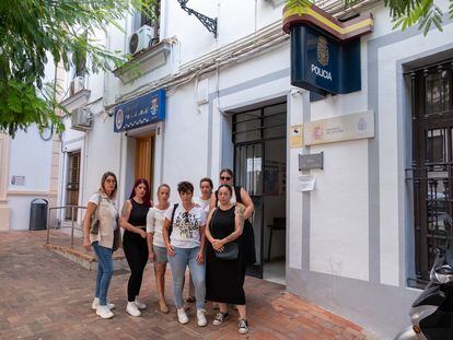 Algunas de las 27 madres que ya han presentado denuncias por el caso, en Almendralejo.