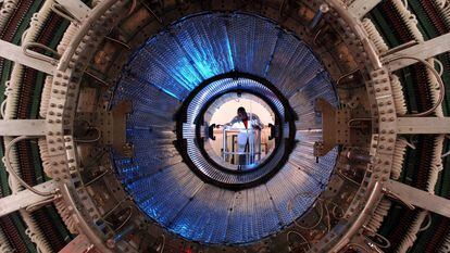 Un técnico analiza el interior de uno de los detectores del LHC.