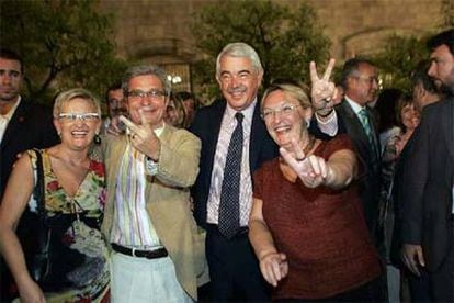 Imma Mayol y Joan Saura, de ICV, y Pasqual Maragall y su esposa, Diana Garrigosa, celebran el <i>sí</i> al Estatuto en el Palau de la Generalitat.