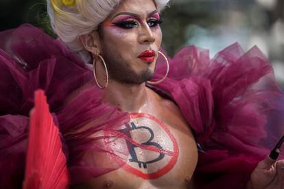 Lady Drag protesta contra el Bitcoin, durante una marcha realizada en San Salvador, el martes 7 de septiembre, día en que entró en vigencia la nueva moneda virtual.