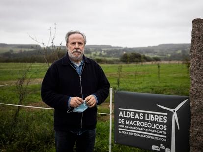 Baldomero Iglesias, en su casa de Xanceda (A Coruña) que se rodeará de aerogeneradores.