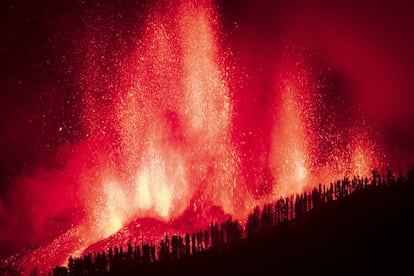 El nuevo volcán que surgirá de la erupción que ha comenzado este domingo en El Paso (La Palma) podría contener entre 17 y 20 millones de metros cúbicos de magma, según ha concretado el presidente del Gobierno de Canarias, Ángel Víctor Torres.