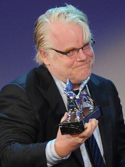 El actor estadounidense Philip Seymour Hoffman posa con el Le&oacute;n de Plata concedido a la pel&iacute;cula &#039;The Master&#039;.