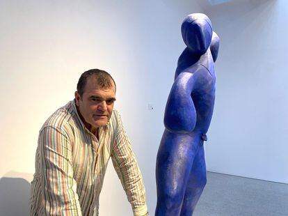 Francisco Leiro, junto a su escultura 'Manguitos', expuesta en la galería  Marlborough de Madrid.