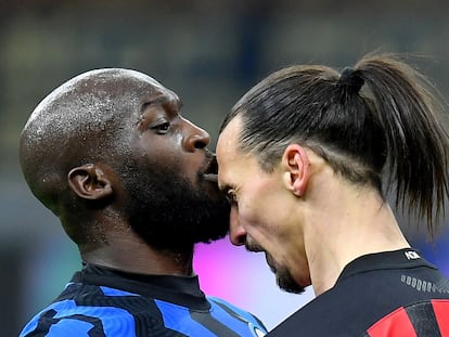 Lukaku e Ibrahimovic se encaran en San Siro la semana pasada.