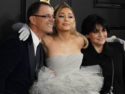 Ariana Grande, junto a sus padres, Edward Butera y Joan Grande, en Los Ángeles (EE UU), este domingo.