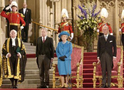 La reina Isabel II de Inglaterra y su esposo, el Príncipe Felipe, duque de Edimburgo, escuchan la interpretación del himno nacional británico en el Westminster Hall, después del discurso de la reina ante las dos cámaras del Parlamento Británico para abrir los festejos conmemorativos del 50º aniversario de la llegada al trono, el 30 de abril de 2002. Además de la reina aparecen en la foto, Michael Martin, presidente del parlamento (i) y Sir Robin Janvrin (2i), secretario de la reina.