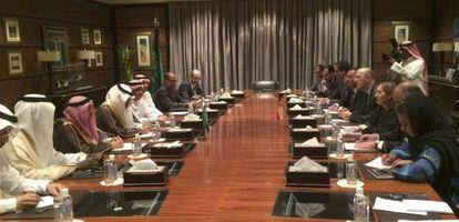 La ministra Ana Pastor con su hom&oacute;logo saud&iacute;, Abdullah Ben Abdul Rahman Al- Mutqbel, este martes en Riad