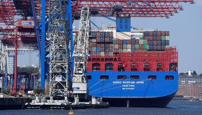 Un buque de carga chino en el puerto de Hamburgo (Alemania), en julio de 2018. 