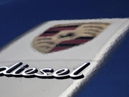 Logo de la marca Porsche reflejada en un coche del modelo Cayenne.