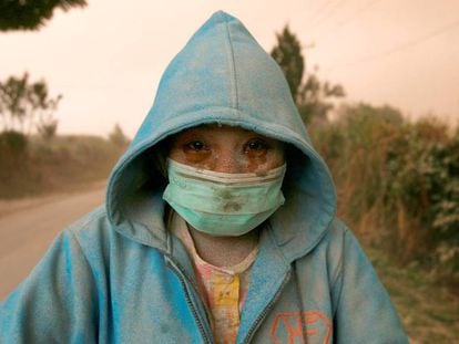 Una mujer cubierta de cenizas durante la erupción del volcán Sinabung, en Sumatra (Indonesia).