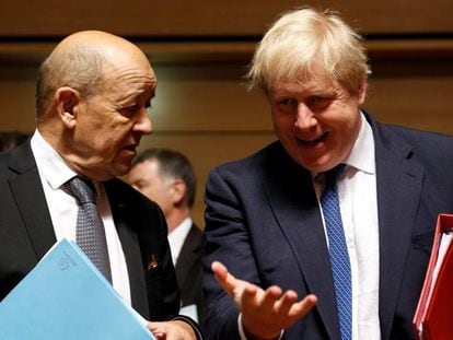 El ministro Asuntos Exteriores francés, Jean-Yves Le Drian (izq.), y su homólogo británico, Boris Johnson, en Luxemburgo este lunes. 
