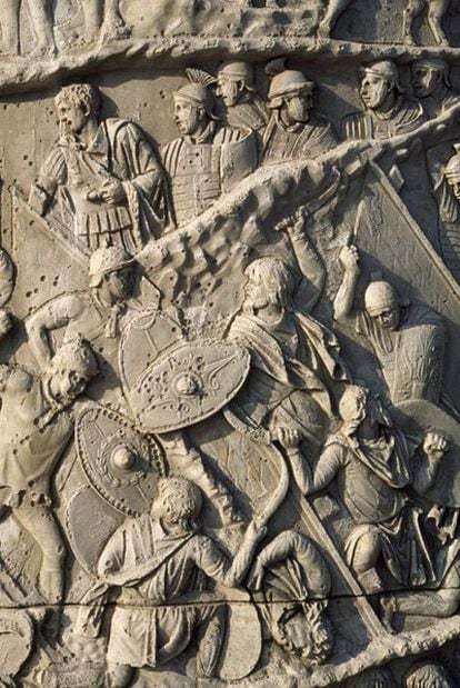 Lucha entre romanos y dacios en un relieve de la Columna Trajana.