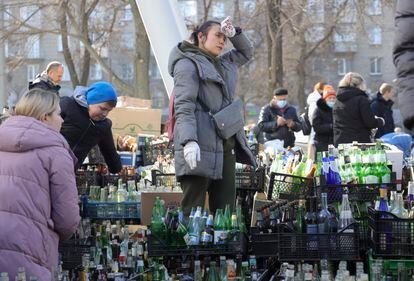 Civiles ucranios preparan 'cócteles molotov' en Dnipró, este domingo.