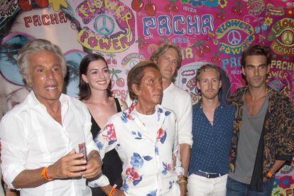 Aunque navegue por el día, Valentino tiene fuerzas para salir por la noche. Ya en Ibiza acudió a la fiesta Flower Power de Pachá acompañado de Anne Hathaway.