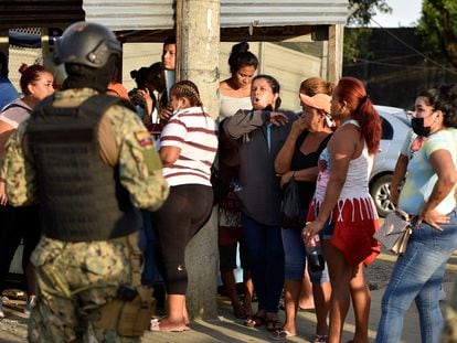 Familiares de presos amotinados esperan noticias fuera de la Penitenciaría del Litoral, el Guayaquil, el 14 de abril de 2023.