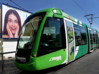 Uno de los vagones del tranv&iacute;a de Parla estacionado.