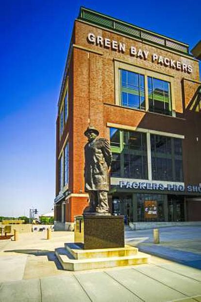 Estatua dedicada a Vince Lombardi, histórico entrenador de los Green Bay Packers, en el exterior del estadio del equipo.