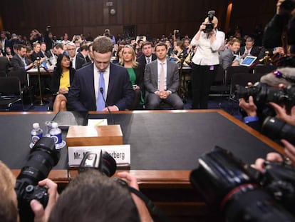 Mark Zuckerberg, presidente ejecutivo de Facebook, a punto de testificar en el Senado de Estados Unidos el pasado mes de abril.