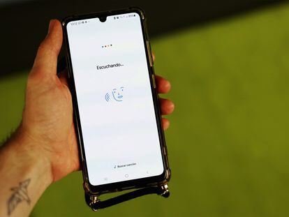 Un usuario utiliza el buscador de voz de Google.