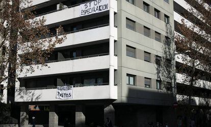 Pancartas de protesta en un edificio de inquilinos del barrio del Poblenou.