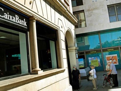 Oficinas de CaixaBank y Bankia en Hospitalet (Barcelona).