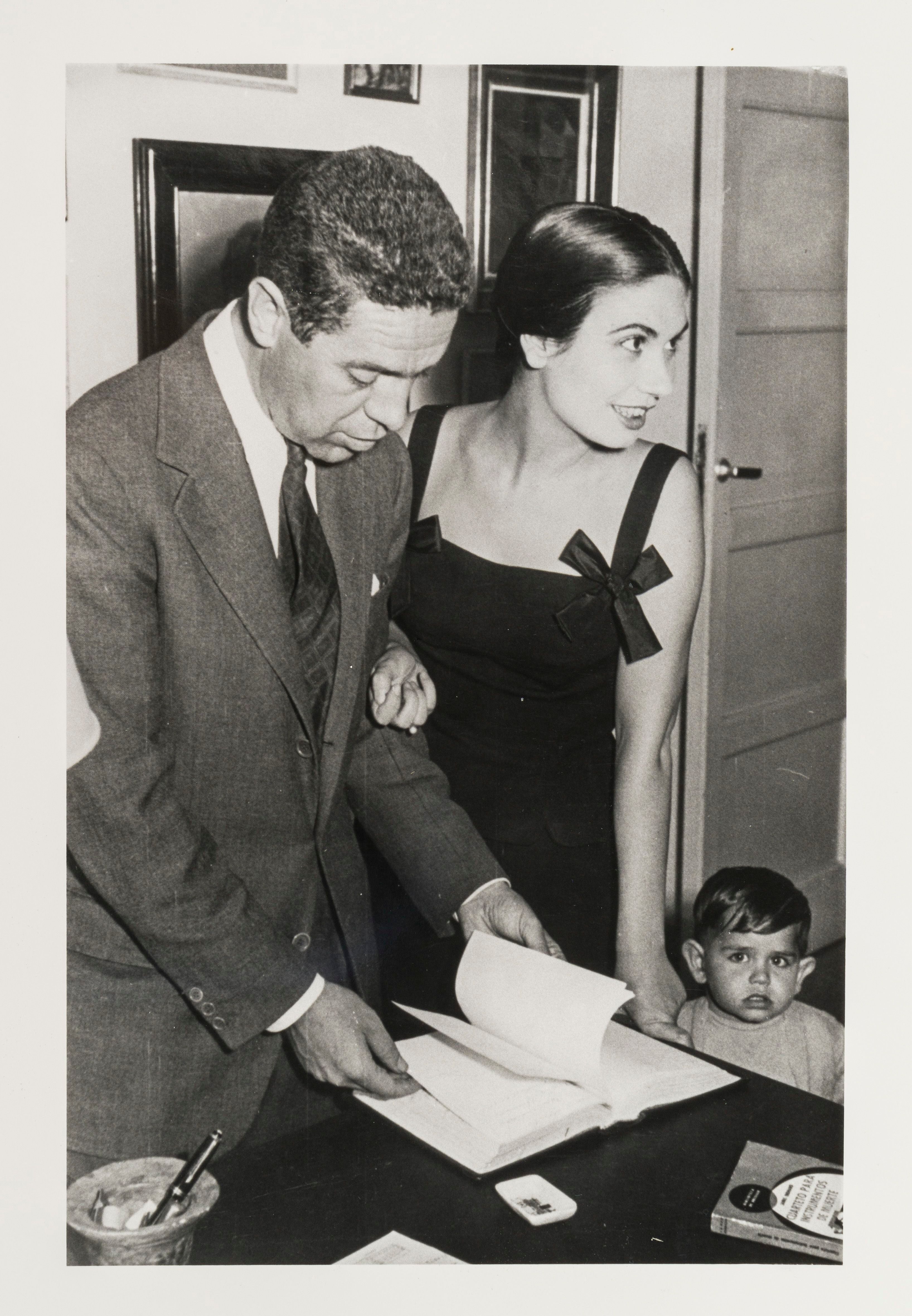 Foto sin firma ni fecha de Berlanga con su esposa, María Jesús Manrique, y su hijo José Luis.