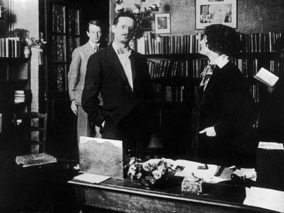 El escritor James Joyce y la librera Sylvia Beach en 1930, dentro del local de Shakespeare and Company.