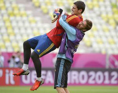 Sergio Ramos bromea con Casillas durante el entrenamiento.