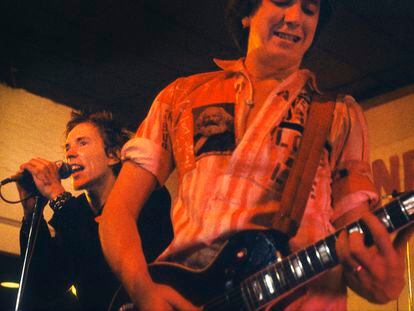 Johnny Rotten y Steve Jones durante un concierto de los Sex Pistols en De Effenaar, Holanda, en 1977.