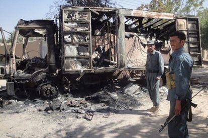 Policías afganos, junto a un camión quemado durante los disturbios que siguieron al asesinato de dos oficiales de la Guardia Civil.