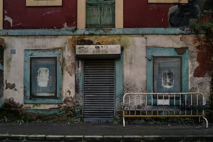 Una tienda cerrada en la barriada de Rioturbio, en Mieres.