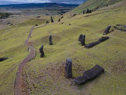 Moáis en las laderas del volcán Rano Raraku en Rapa Nui (Chile), en noviembre de 2022.