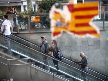 Cartel roto con las banderas española y catalana, en Gran Vía de les Corts, en Barcelona.
