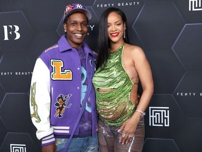 A$AP Rocky y Rihanna, aún embarazada, el 11 de febrero de 2022.