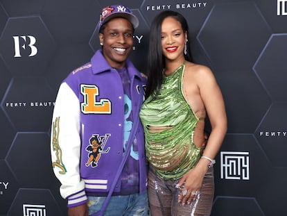 A$AP Rocky y Rihanna, aún embarazada, el 11 de febrero de 2022.